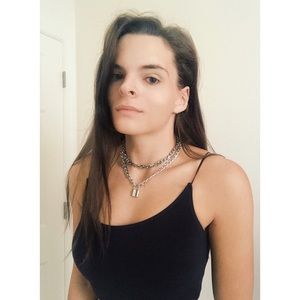 Meet your Posher, Adara